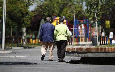 ¿Postura encorvada o pérdida de equilibrio? podrían ser una señal de alerta neurológica.